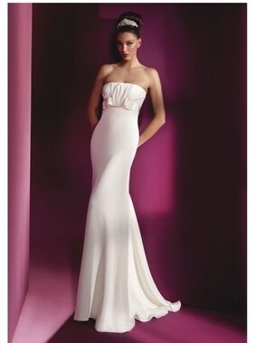 Pronovias Strapless White Crepe Mermaid Wedding Gown Size US 6